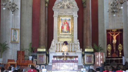Holy Eucharist Exposed in Basilica of Our Lady of Guadalupe Holy Eucharist Exposed in Basilica of Our Lady of Guadalupe